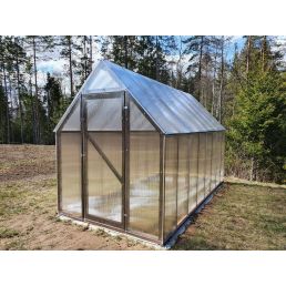 Keskmise suurusega puidust kasvuhoone, läbipaistvad seinad ja katusepaneelid, mõõtmed 8,7 m².