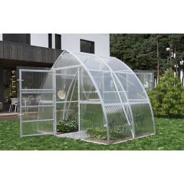 Läbipaistev kasvuhoone, mille laius on 3 meetrit ja millel on kaardus katus. Raam on valmistatud metallist.