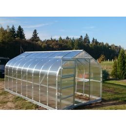 Kasvuhoone Viking, 4 mm paksused klaasid, laius 2,5 m, pikkus 4 m, alumiiniumraam, asub rohumaal, taustal mets.