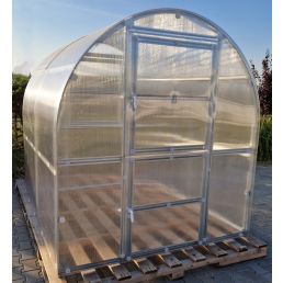 Kasvuhoone Kitsas Tunnel PC 6mm, laius 2m, valmistatud läbipaistvast kilest ja metallraamiga, asetatud puittaludega.
