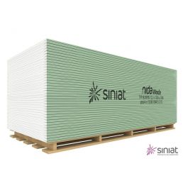 Helehalli värvi kipsplaat, mõõtmetega 1200x2600x12.5 mm, pakitud rohelisele kiletatud alusele.