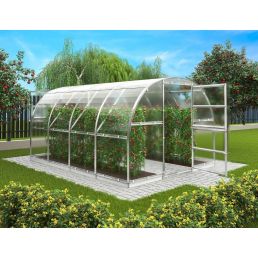 Selge, 3 meetri laiune ja 4 meetri pikkune kasvuhoone, millel on kaardus 6 mm paksune polükarbonaatkatus ja metallraam.
