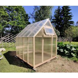 Väike puidust kasvuhoone, mille pindala on 4,41m2. Selge kattega ja külgaknaga, paigutatud muruplatsile.